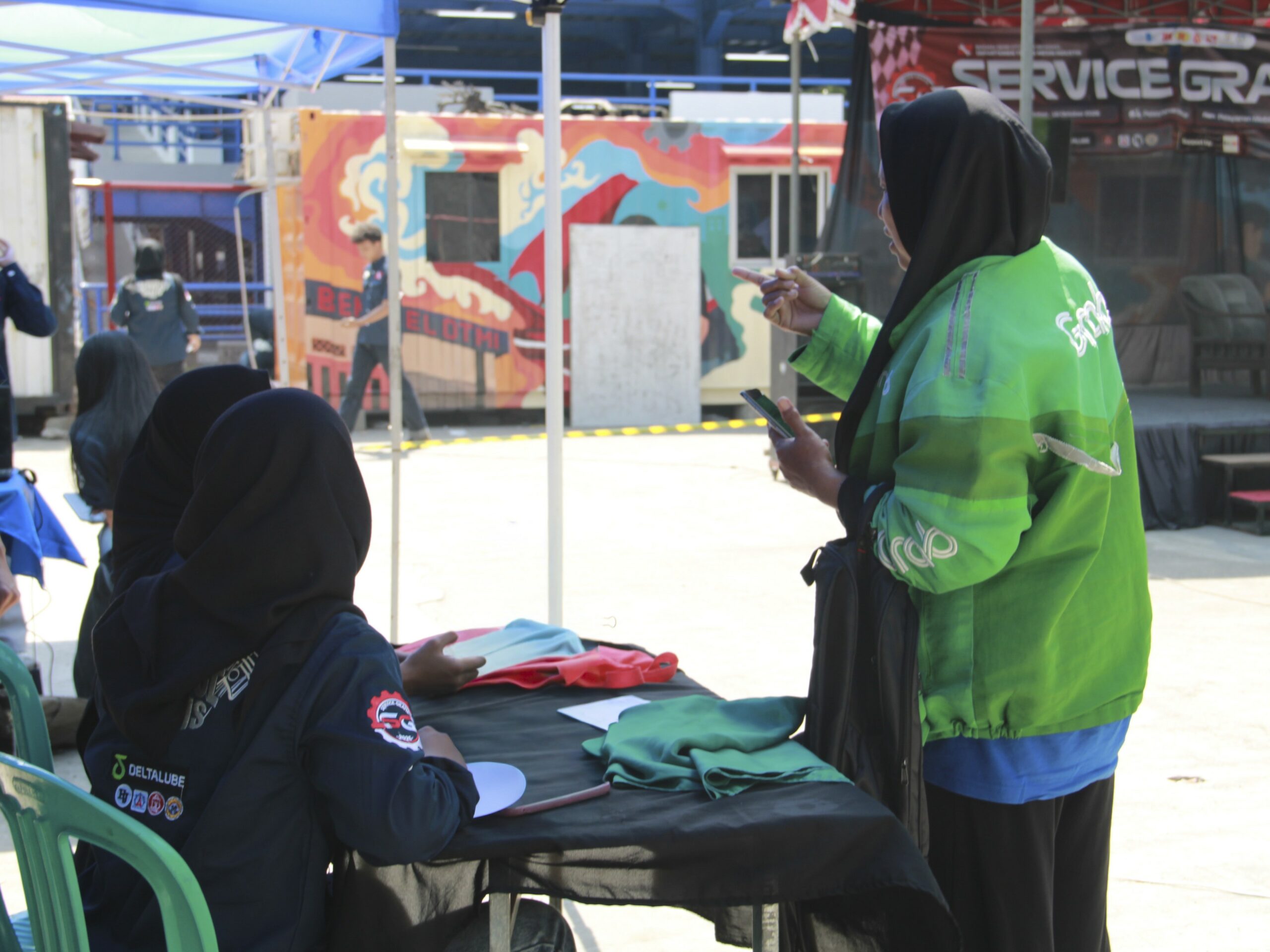 Salah satu peserta kegiatan servis gratis saat melakukan konsultasi masalah yang dialami kendaraannya kepada panitia