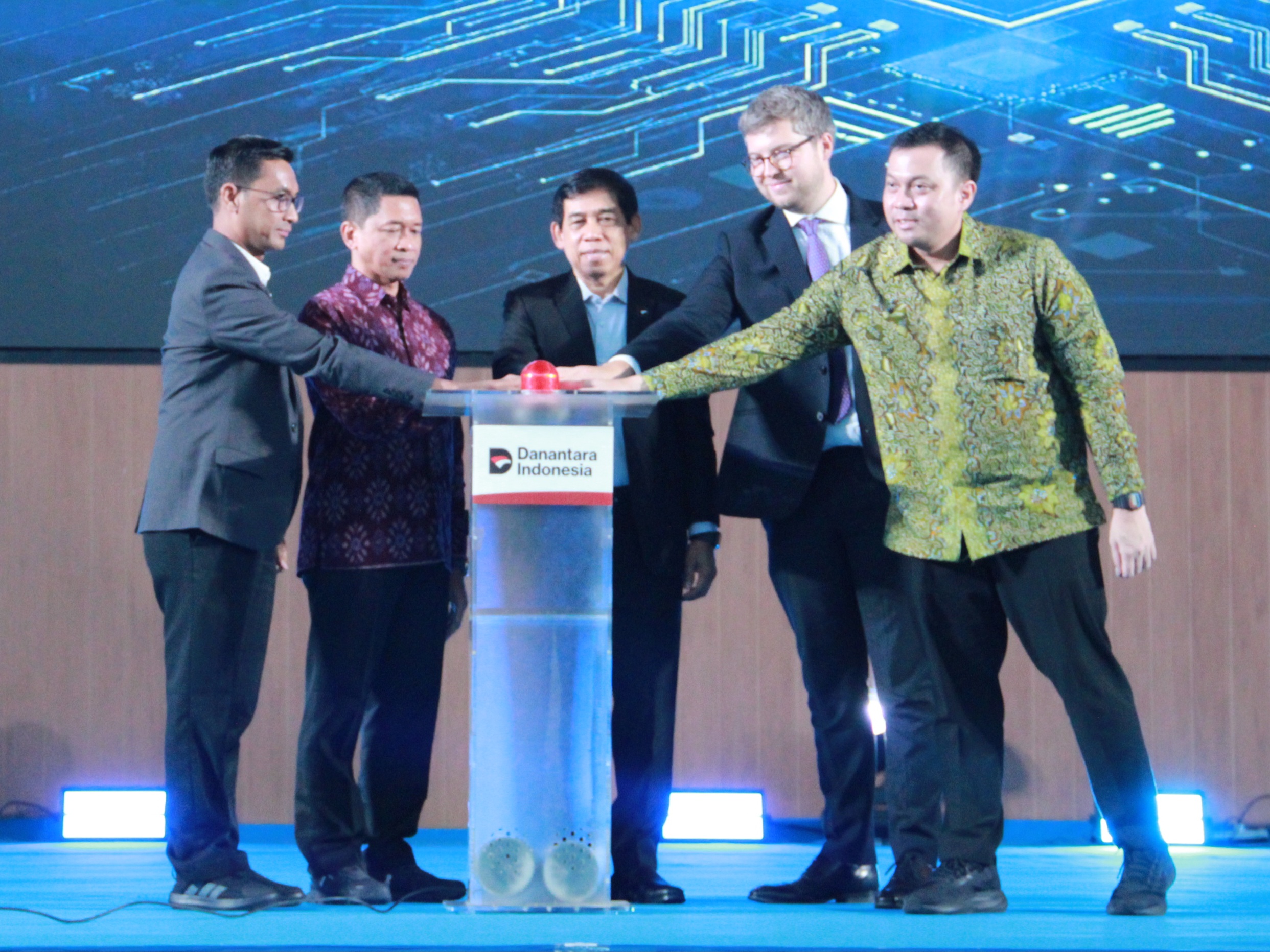 Rektor ITS Prof Dr (HC) Ir Bambang Pramujati ST MScEng PhD (dua dari kiri) bersama pimpinan Kementerian Pendidikan Tinggi, Sains, dan Teknologi, Danantara Indonesia, Arm Ltd, serta Kementerian Perindustrian saat membuka Pelatihan Semikonduktor bersama Arm untuk Talenta Indonesia