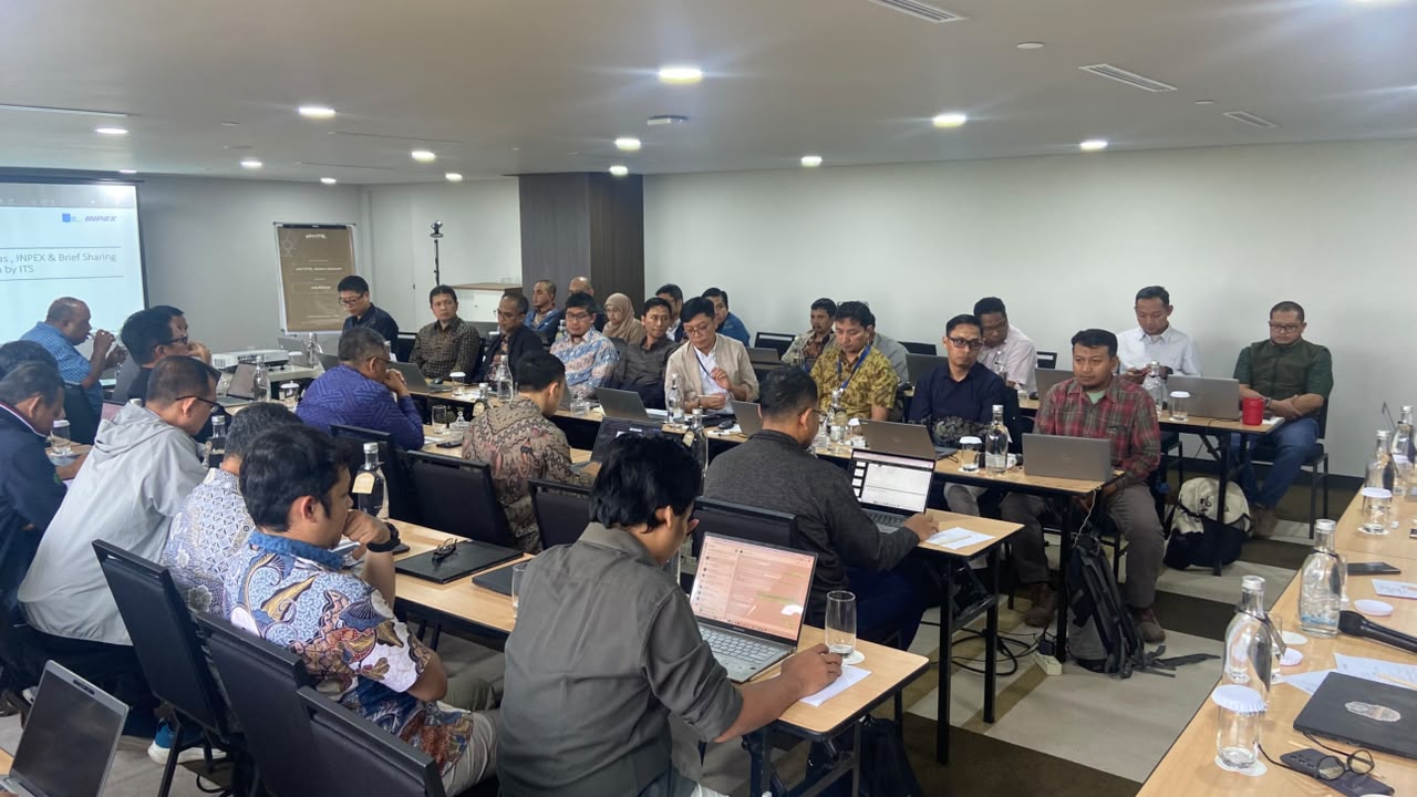 Tim ahli ITS dan pihak terkait saat pemaparan dan pembahasan hasil peninjauan dokumen desain awal proyek Lapangan Gas Abadi, Blok Masela