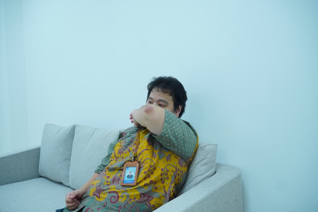 dr Edwin Nugroho Njoto MIPH MHM SpPD mencontohkan etika batuk dan bersin dengan ditutupi siku bagian dalam apabila tidak membawa tisu