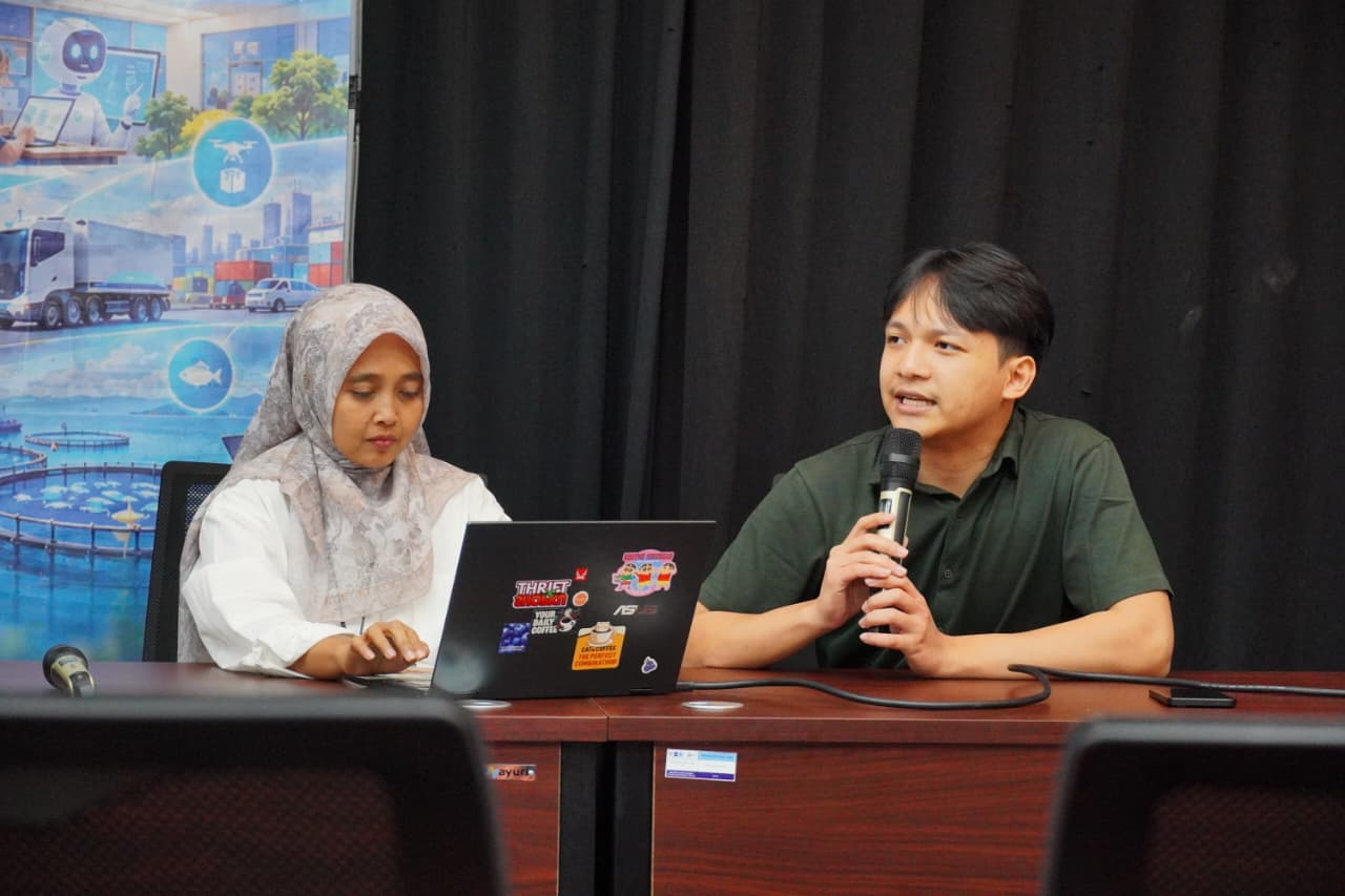 Ketua Pelaksana Seno Hackathon 2026, Royyan Wafi Pujiyanto (kanan) mendorong para peserta untuk aktif mengikuti kompetisi Seno Hackathon 2026