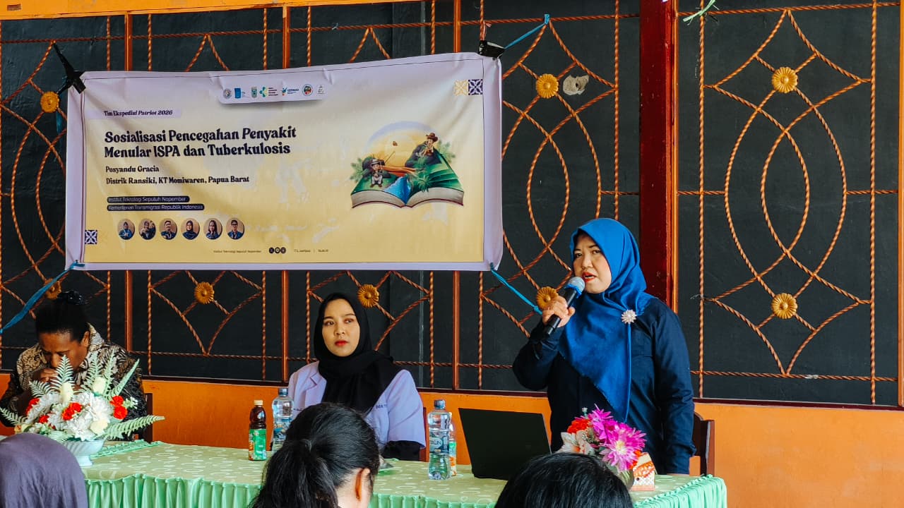 Ketua tim, Dr Sri Yani Purwaningsih MSi dari Departemen Fisika ITS, mengawali dengan sambutan di kegiatan sosialisasi pencegahan penyakit ISPA dan TBC ke masyarakat