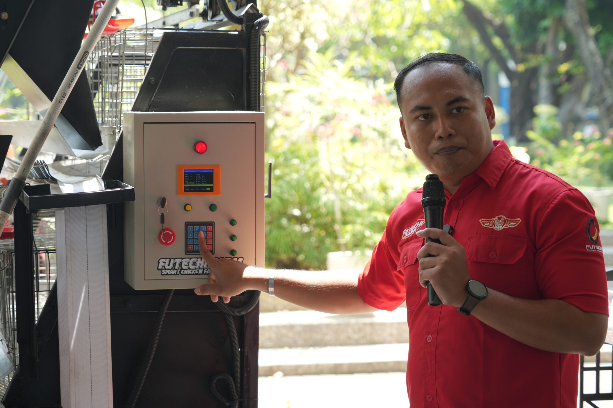Ketua tim inovator Futechi Farm Muhammad Samsuddin saat menjelaskan cara pengoperasian mesin melalui Control Panel