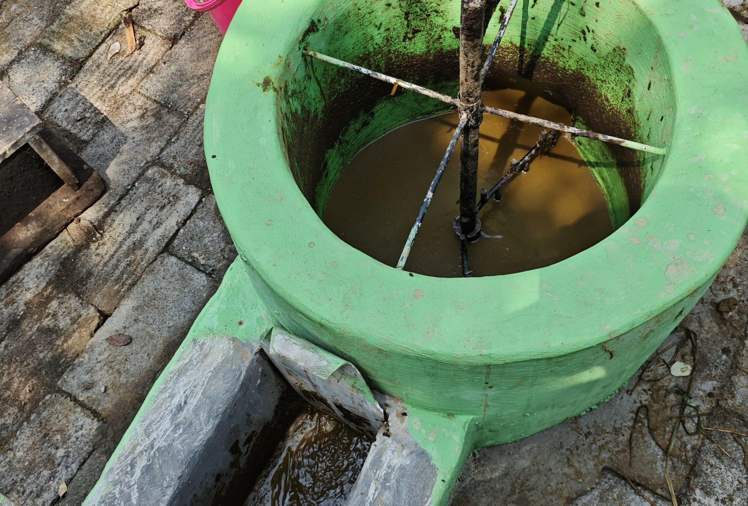 Pengaduk kotoran sapi untuk diproses menjadi sumber energi alternatif