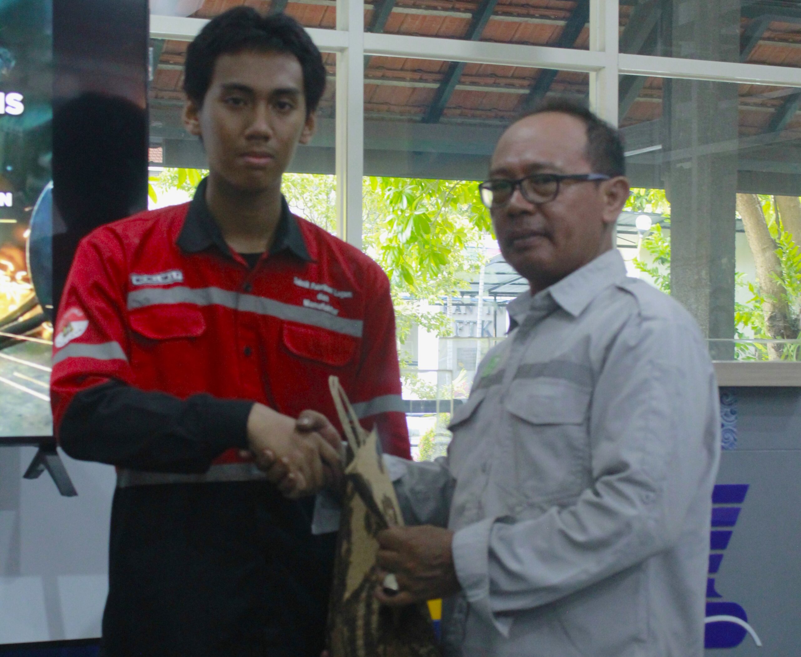 Penyerahan penghargaan kepada Muchell dari SMKN 5 Surabaya yang terpilih sebagai peserta pengelasan terbaik pada pelatihan di Laboratorium Tekmanpro ITS