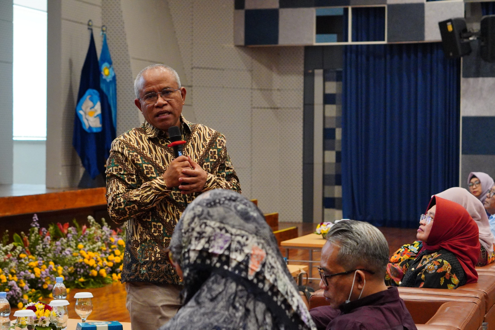 Wakil Rektor III ITS Imam Baihaqi ST MSc PhD ketika memberi sambutan seminar dan workshop Inclusive Campus Implementation Academy