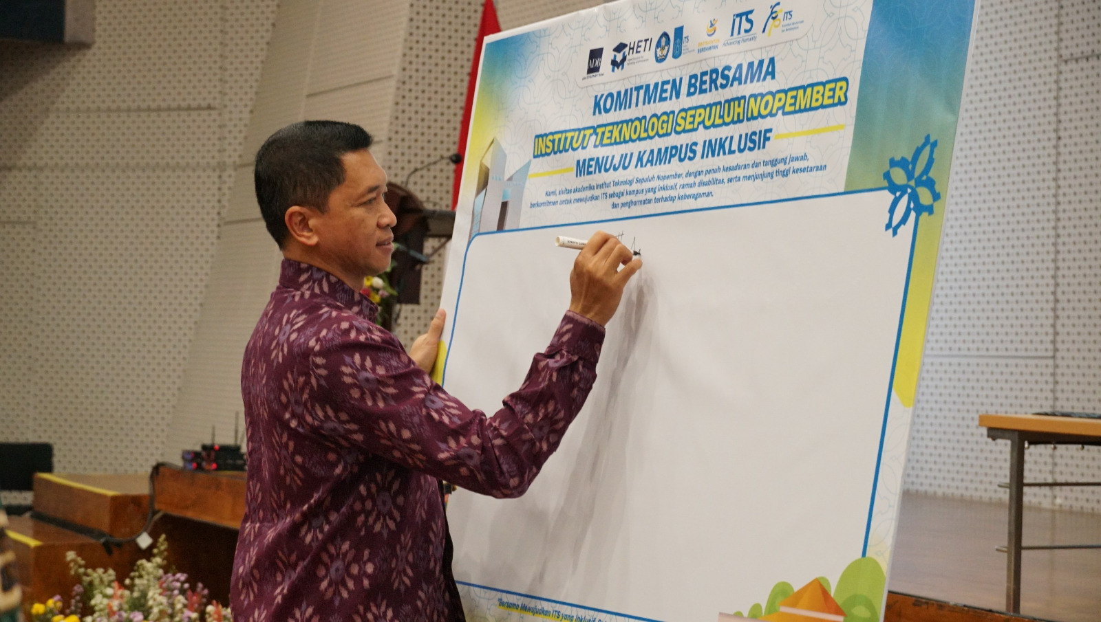 Rektor ITS Prof Dr (HC) Ir Bambang Pramujati ST MScEng PhD mengawali penandatanganan komitmen bersama ITS menuju kampus inklusif guna menyambut mahasiswa disabilitas mulai 2027 mendatang