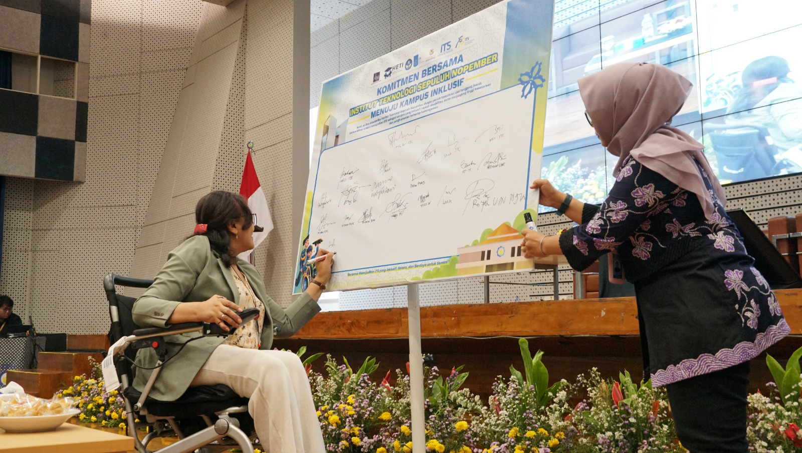 Founder & Chair of Advocacy for Disability Inclusion (AUDISI) Foundation Yustitia M Arief SH Adv (kiri) turut menandatangani komitmen bersama ITS menuju kampus inklusif