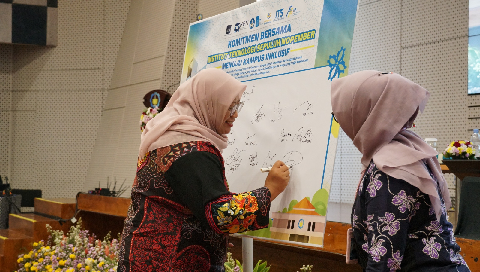 Tim Ahli Pusat Layanan Difabel UIN Sunan Kalijaga Rofah SAg BSW MA PhD (kiri) turut menandatangani komitmen bersama ITS menuju kampus yang ramah bagi penyandang disabilitas