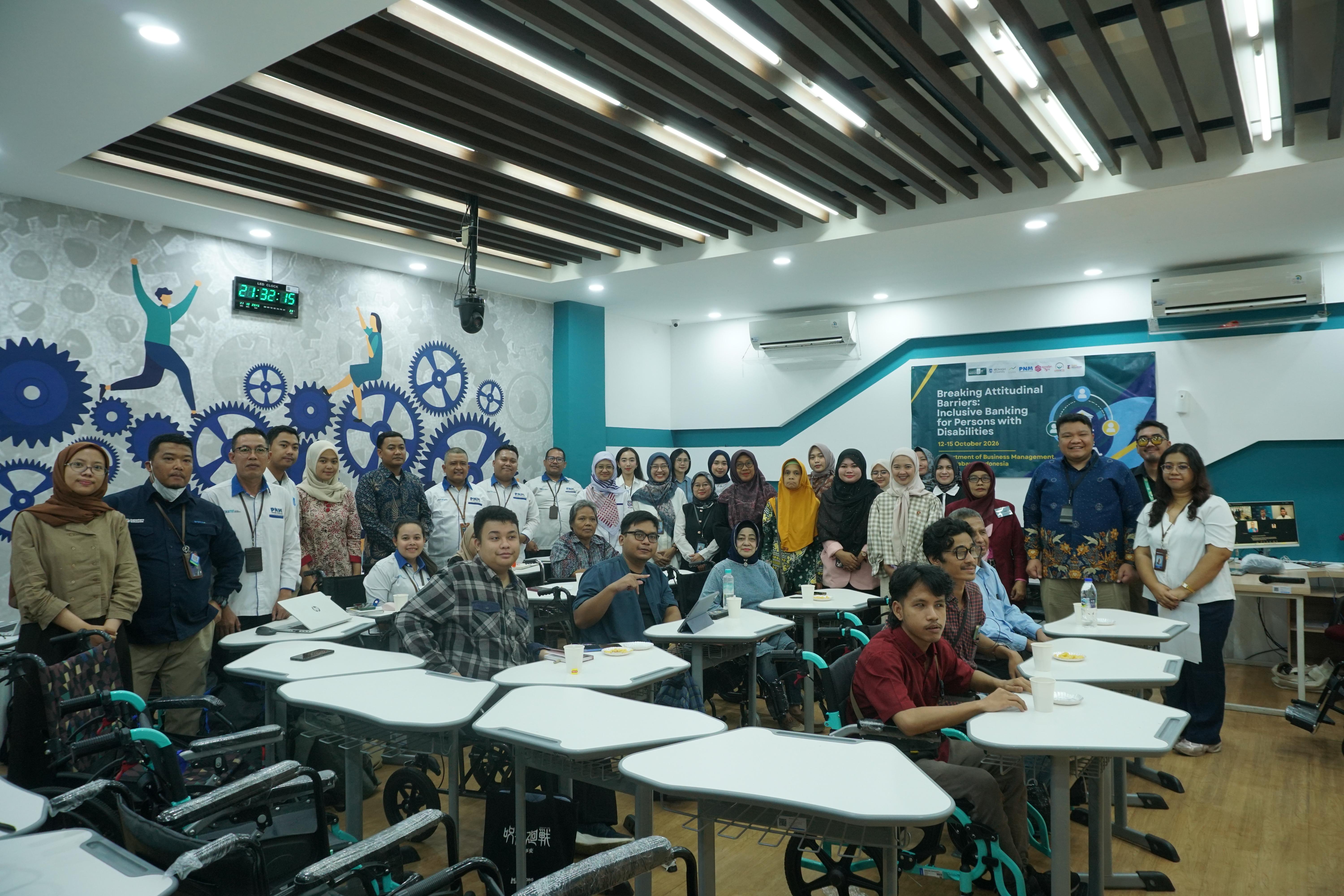 Peserta pelatihan yang bertajuk Breaking Attitudinal Barriers, Inclusive Banking for Persons with Disabilities yang terdiri atas Kelompok Disabilitas, Pegawai Lembaga Keuangan, serta Akademisi