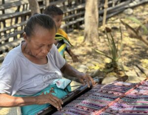 TEP ITS Dorong Pengembangan Pengrajin Tenun di Ponu