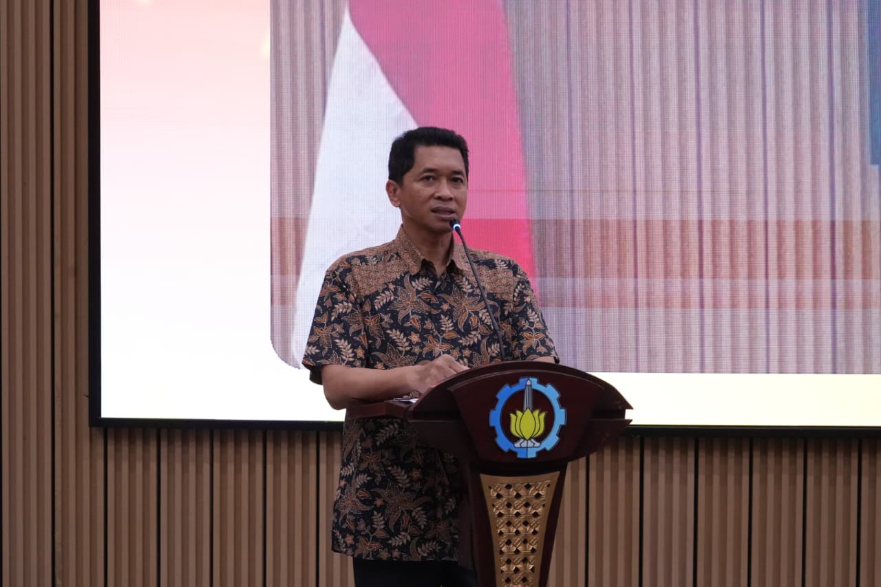 Rektor ITS Prof Bambang Pramujati ST MScEng PhD mengapresiasi seluruh mahasiswa yang telah berpartisipasi dalam Liga PKM ITS 2026