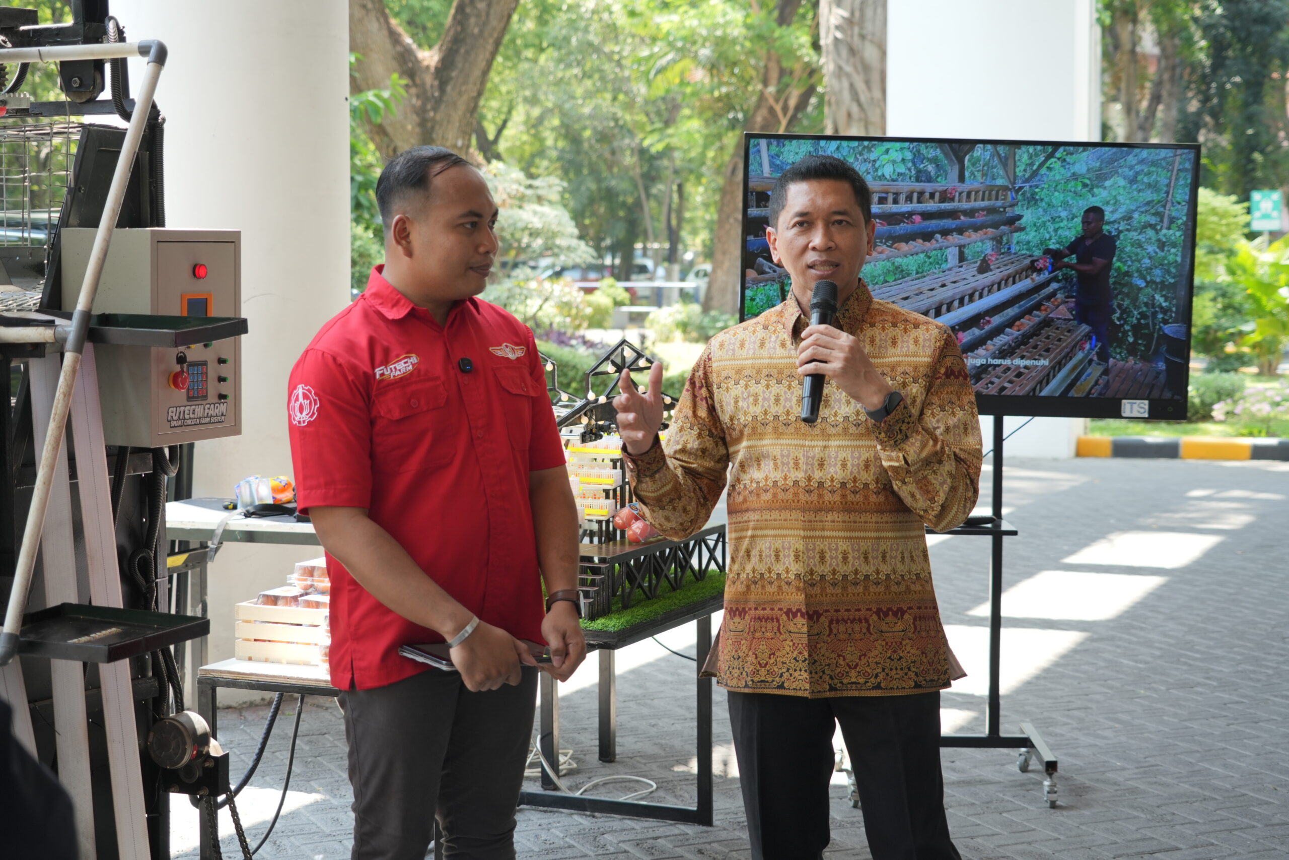 Rektor ITS Prof Dr (HC) Ir Bambang Pramujati ST MScEng PhD (kanan) saat menyampaikan dukungan ITS agar riset mahasiswa tidak berhenti pada sekadar konsep akademik semata
