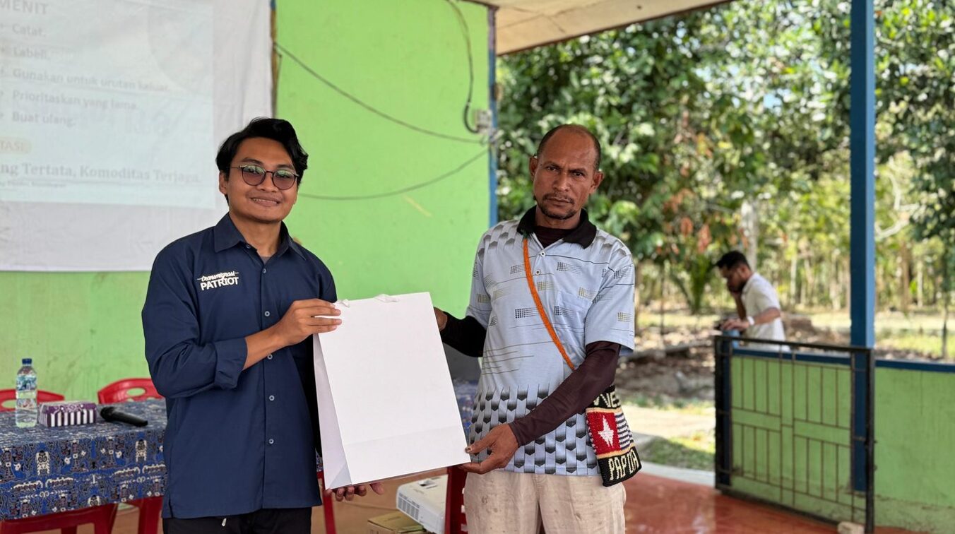 Serah terima Paket Hibah printer thermal, kertas thermal, dan timbangan digital kepada pengurus Kopdes Demini