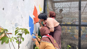 ITS Kembangkan Greenhouse, Mural, dan Identitas Taman Berbasis Ecobrick di SMPN 22 Surabaya