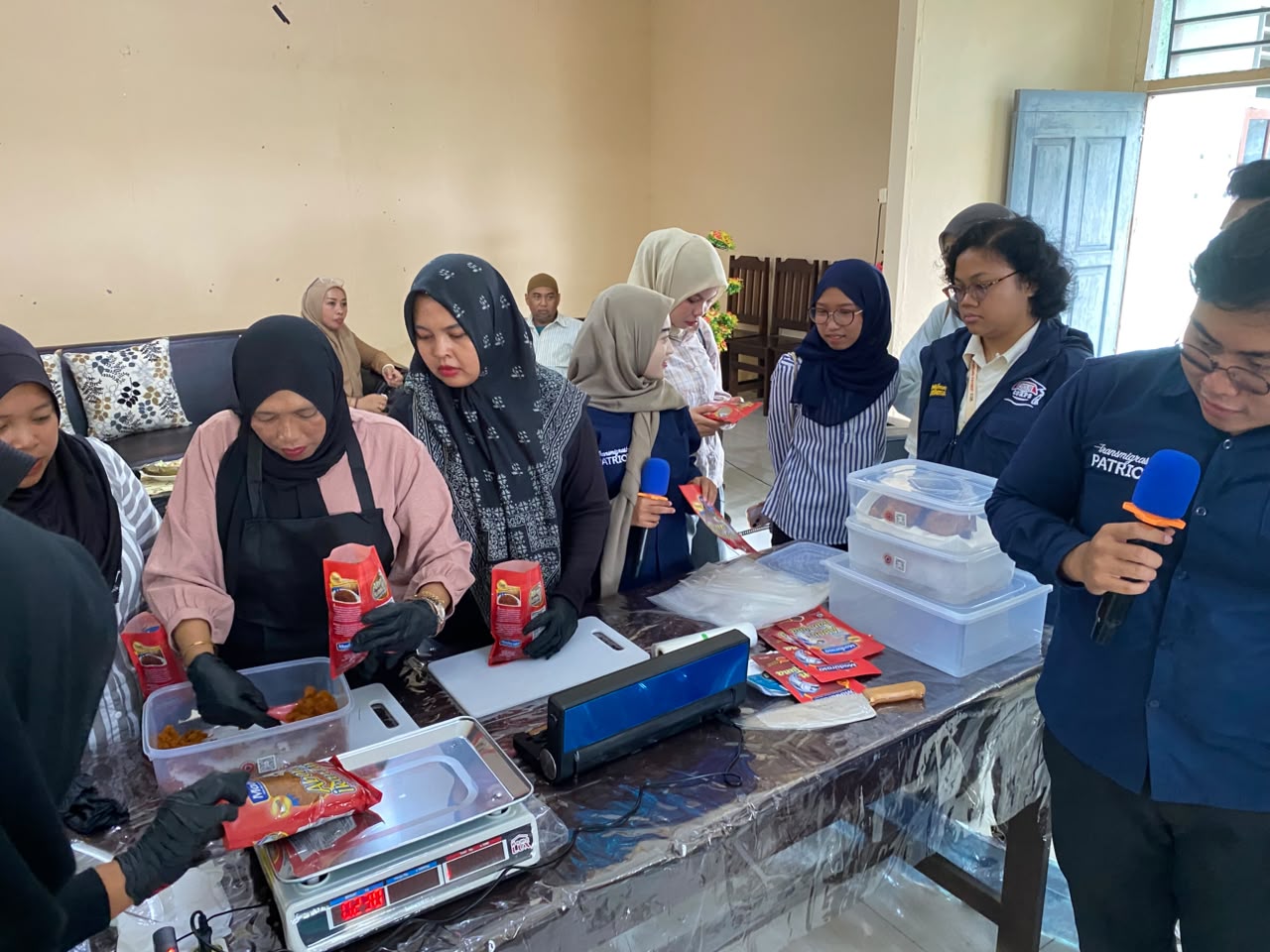 Tim Ekspedisi Patriot (TEP) 20 ITS memberikan pelatihan pengolahan ikan menjadi berbagai produk pangan, seperti pempek ikan, cilok, dan ikan suwir berbumbu.