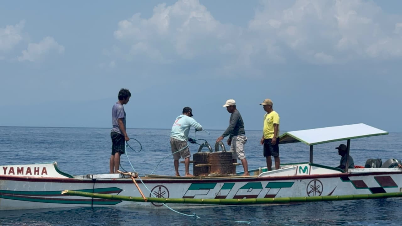 Tim membangun tiga rumpon ikan di perairan Distrik Oransbari bersama para nelayan