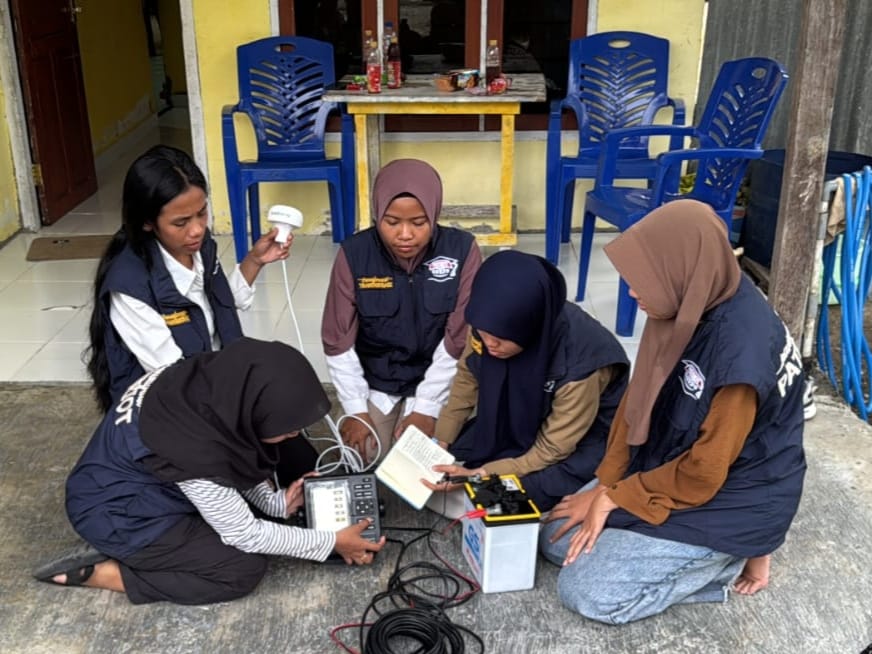 Tim sedang menguji coba fish finder sebelum disosialisasikan kepada para nelayan