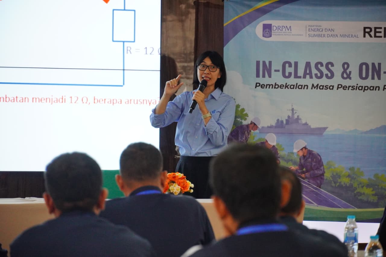 Vita Lystianingrum Budiharto Putri ST MSc PhD, dosen Teknik Elektro ITS, menjadi salah satu pemateri dalam Pelatihan PLTS bagi calon purnawirawan TNI AL