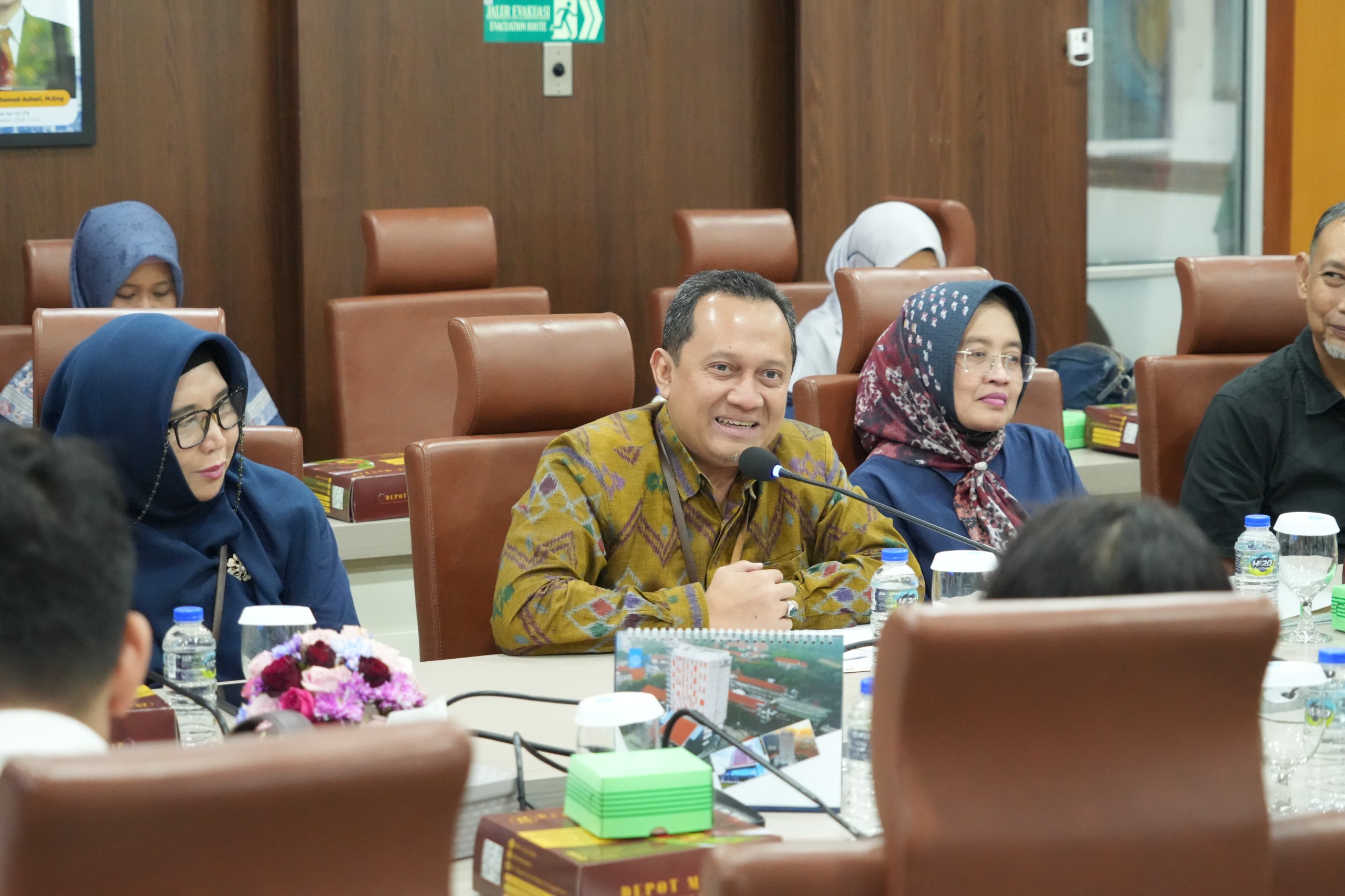 Wakil Rektor IV ITS Prof Agus Muhamad Hatta sambut hangat hibah 2 unit mobil Hyundai untuk riset otomotif di ITS