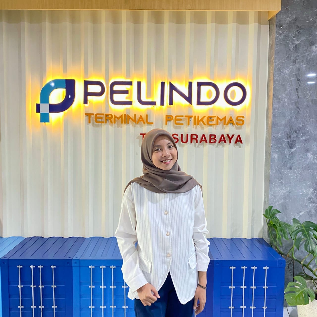 Anggita Maharani, peraih wisudawan terbaik jenjang sarjana terapan Wisuda ke-134 ITS, saat magang kerja di Terminal Petikemas Surabaya