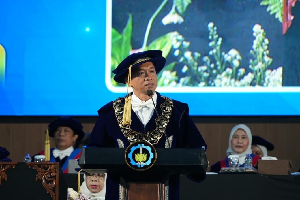 Rektor ITS Prof Dr (HC) Ir Bambang Pramujati ST MScEng PhD mengingatkan para lulusan untuk terus memberikan dampak kepada masyarakat dan bangsa