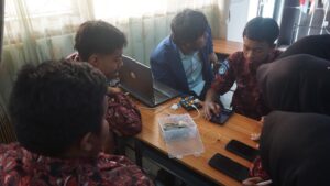 Berbagi Ilmu di Pelosok, Lab Elektronika ITS Kenalkan Teknologi IoT