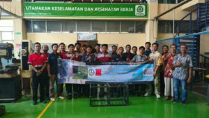 Sesi-foto-bersama-tim-abmas-dan-peserta-sebelum-memulai-pelatihan-pengelasan