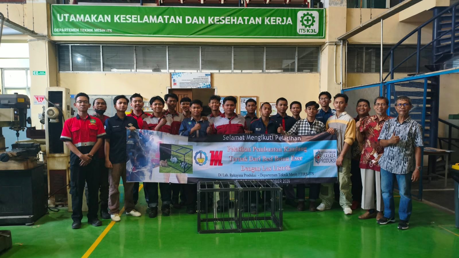 Sesi-foto-bersama-tim-abmas-dan-peserta-sebelum-memulai-pelatihan-pengelasan