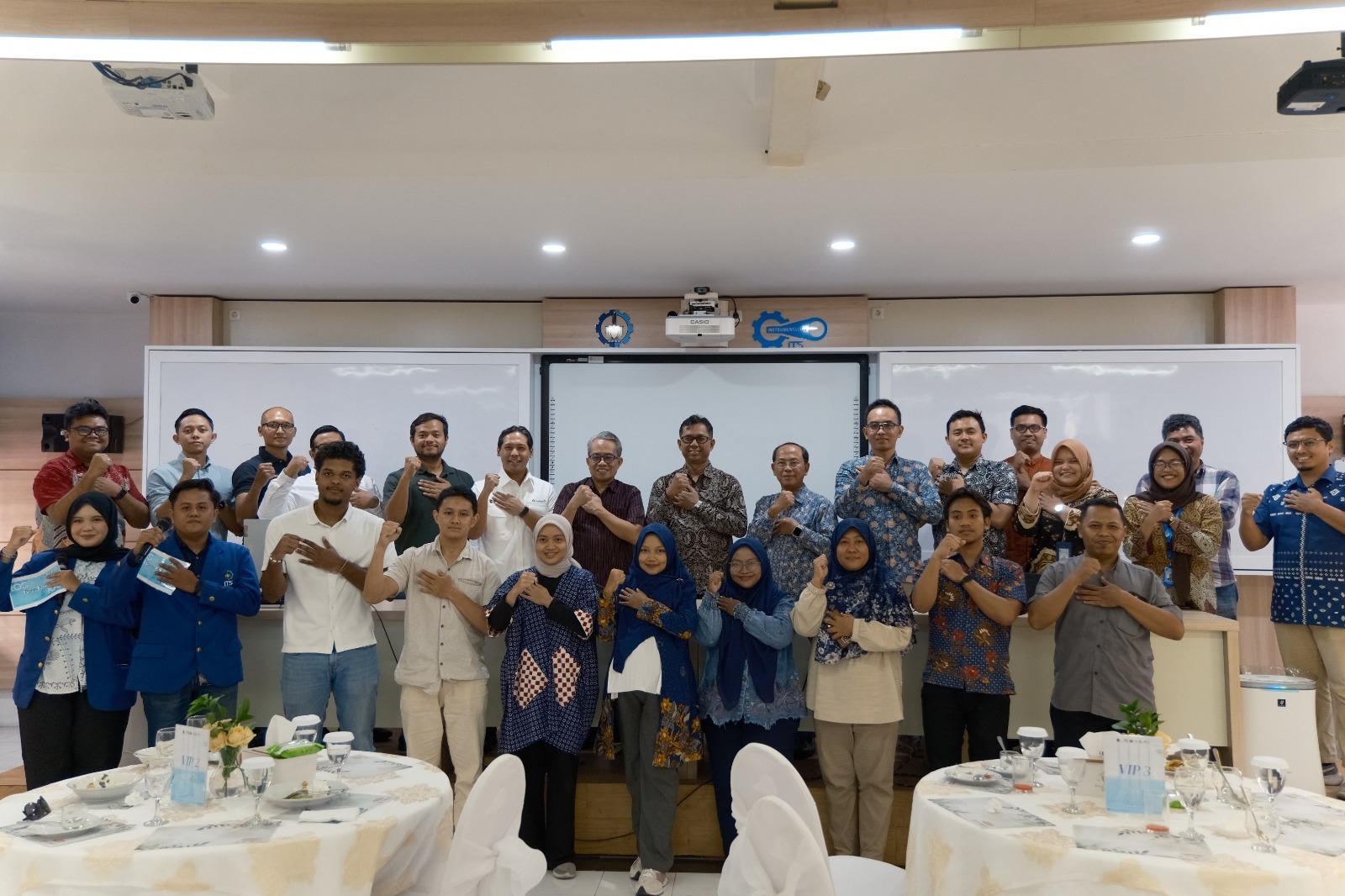 Alumni dan sivitas akademik ITS setelah sesi diskusi dalam rangkaian kegiatan Industrial Expert Day