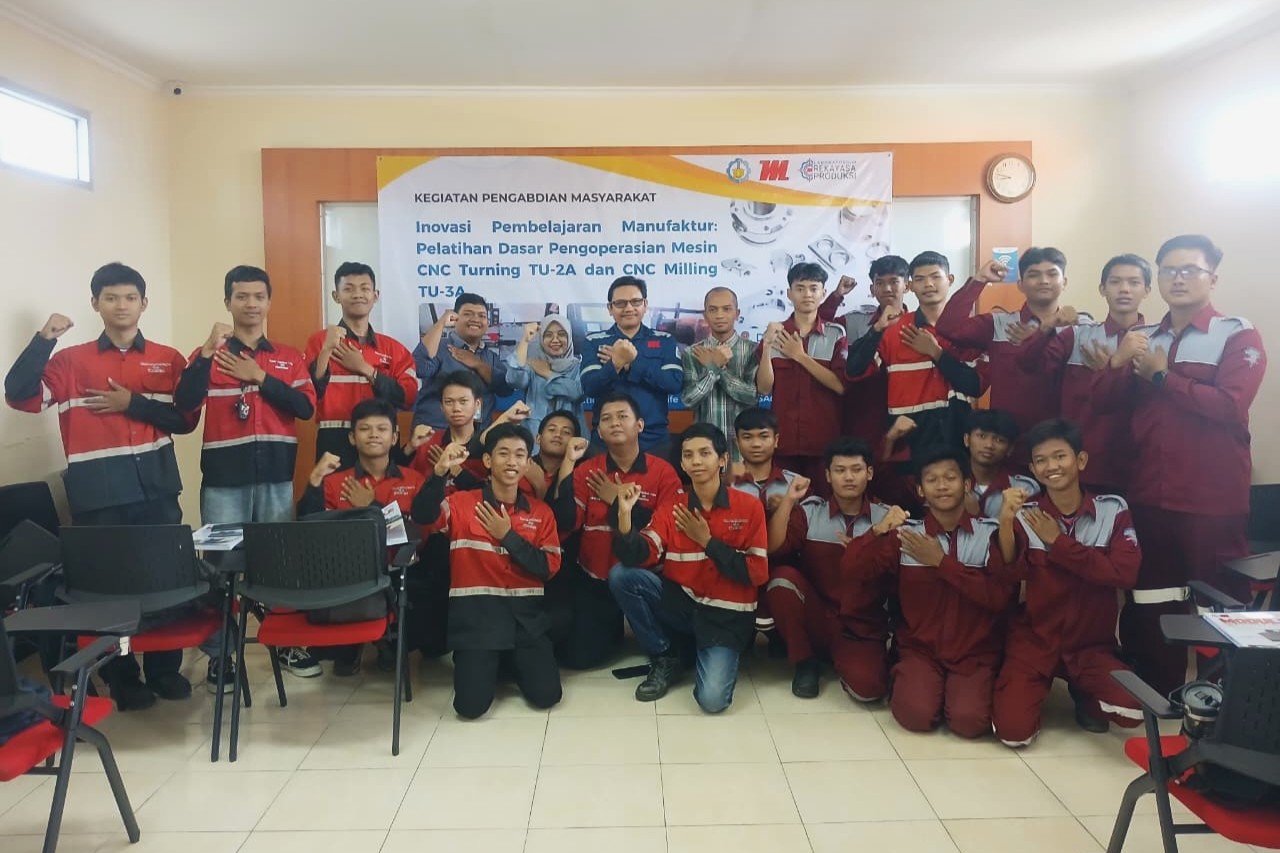 Sesi dokumentasi ketua tim pelaksana Abmas Mohammad Khoirul Effendi ST MSc Eng Ph (tengah) dengan peserta pelatihan