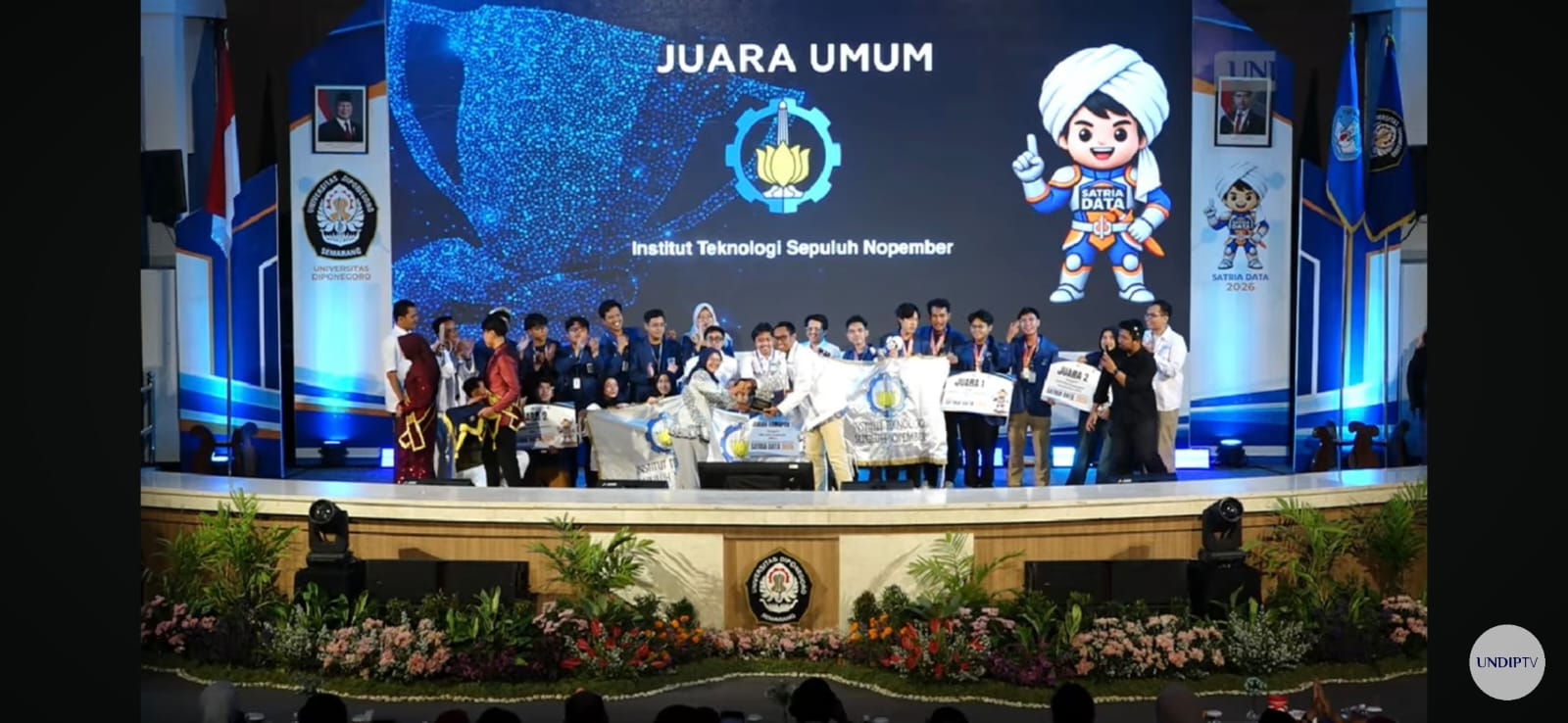 Kontingen ITS saat merayakan keberhasilan memboyong predikat Juara Umum pada panggung penganugerahan Satria Data 2026 di Universitas Diponegoro (sumber dari Undip TV)