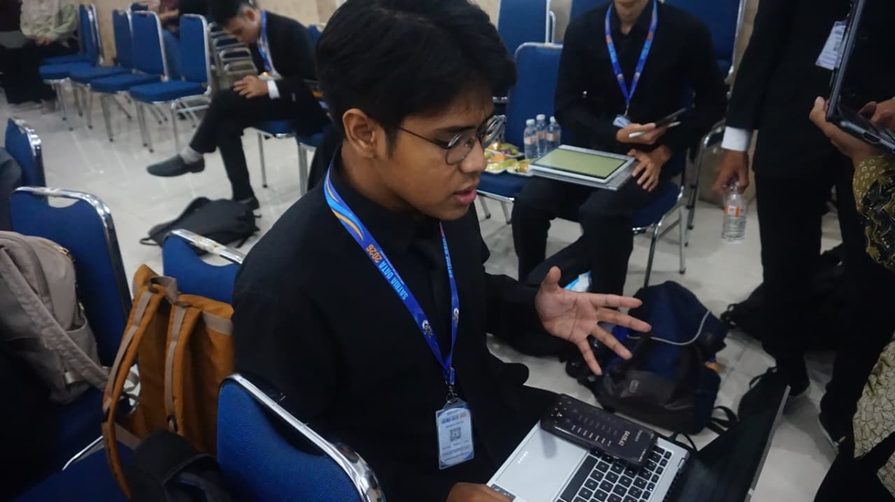 Naufal Rizky Fiandy saat mematangkan penguasaan materi dan skenario presentasi di sela persiapan babak final Satria Data 2026