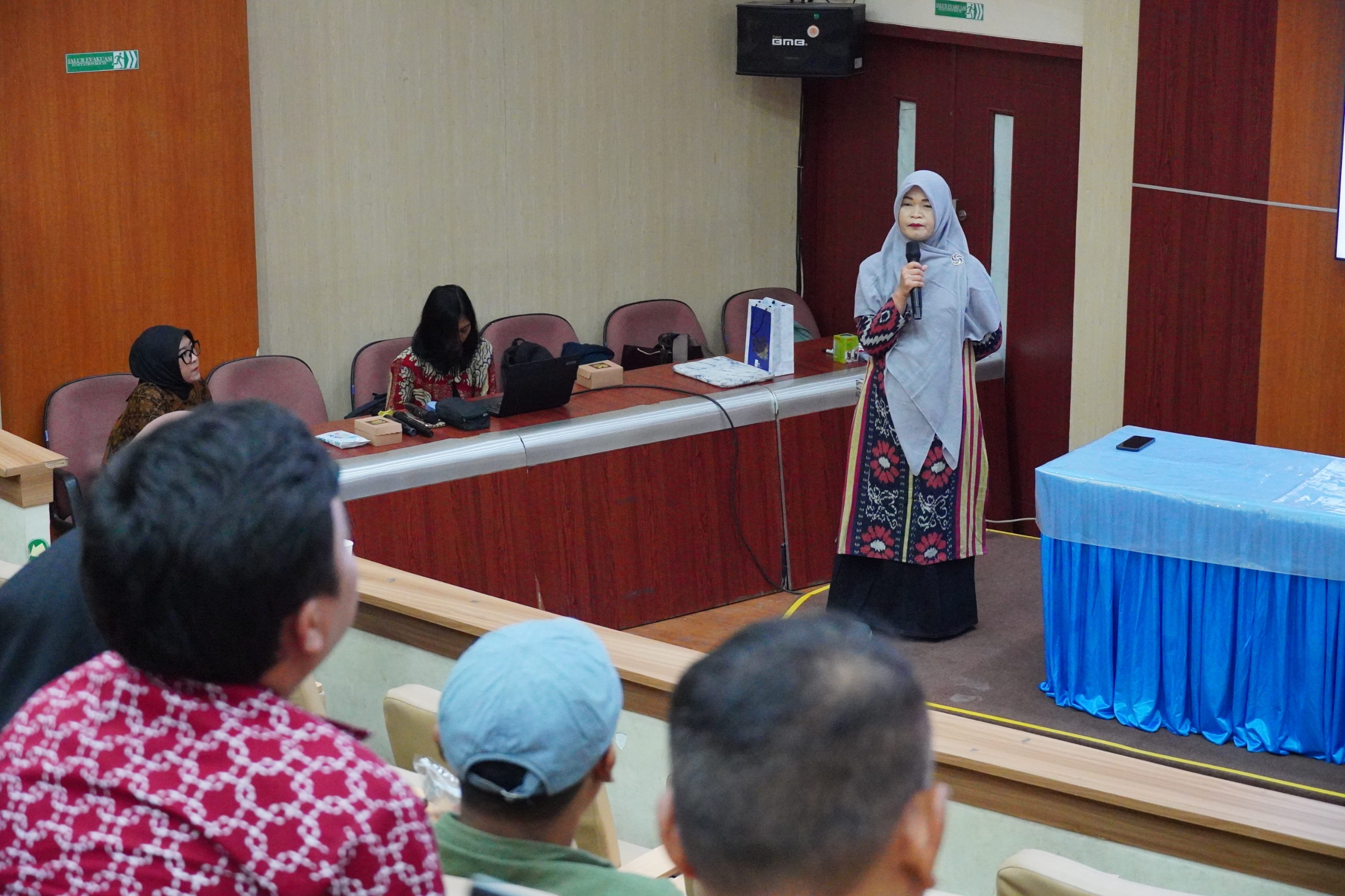 Wiwin Sumiati SPi MSi dari Dinas Kelautan dan Perikanan memberikan materi mengenai penanganan pascapanen ikan