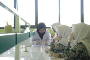 Eksplorasi Ilmu Kimia, Mahasiswa ITS Hadirkan berbagai Eksperimen Menarik