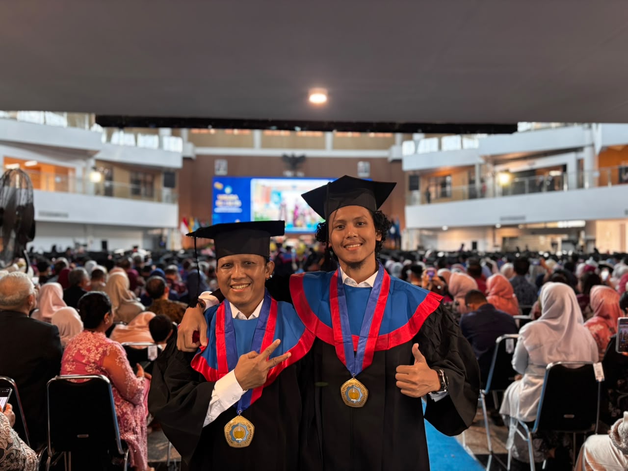 Dr Ir Suroso ST (kiri) yang diwisuda bersama sang putra Najwan Raditya Abiyoga ST (kanan) dari Departemen Teknik Mesin ITS pada gelaran Wisuda ke-134 ITS