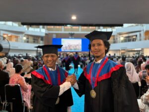Kisah Estafet Ilmu, Ayah dan Anak Wisuda Bareng di ITS