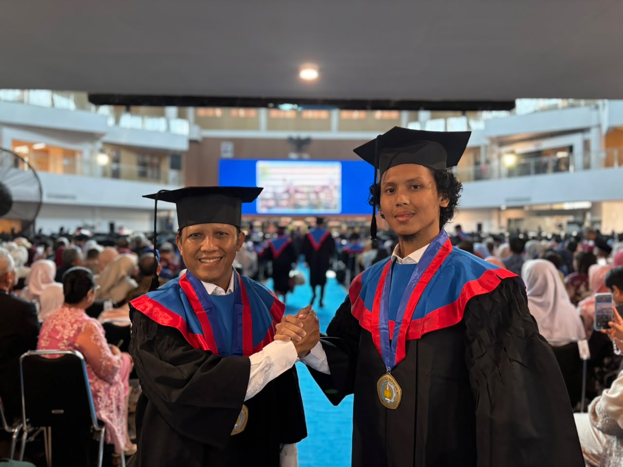Tularkan jiwa insinyur dalam keluarga, ayah dan anak berbagi panggung wisuda bersama di gelaran Wisuda ke-134 ITS