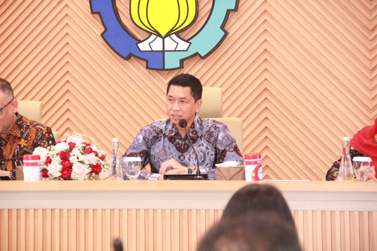 Rektor ITS Prof Dr (HC) Ir Bambang Pramujati ST MSc Eng PhD saat memberikan sambutan dalam kegiatan launching dan sosialisasi COMMITS 2026 di Gedung Rektorat ITS