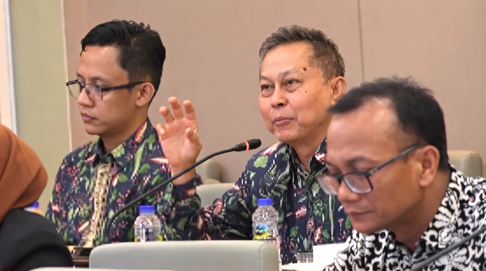 Salah satu peserta sosialisasi COMMITS di ITS saat mengajukan pertanyaan dalam sesi diskusi
