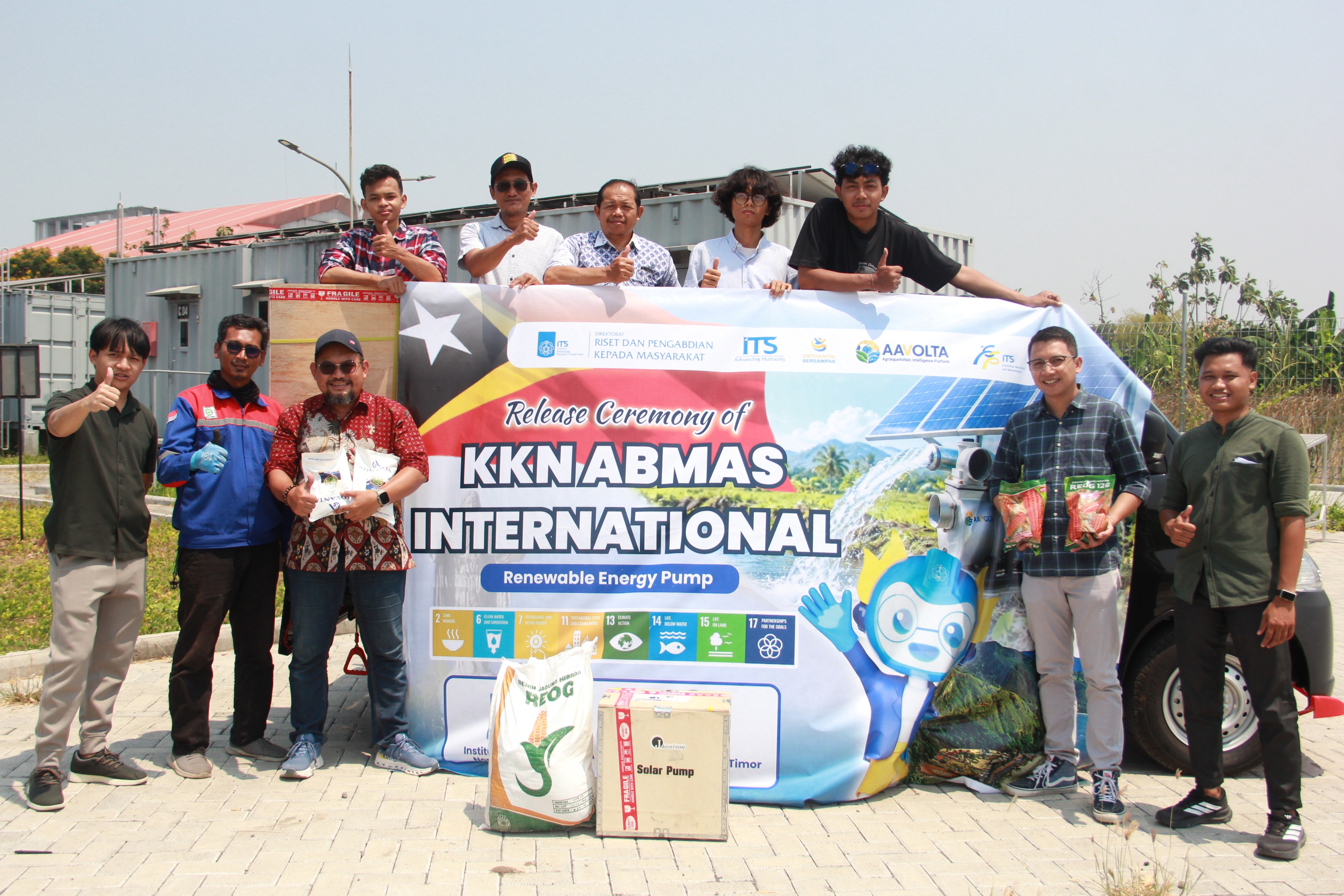 Tim KKN Abmas Internasional ITS saat melakukan persiapan pengiriman logistik ke Timor Leste