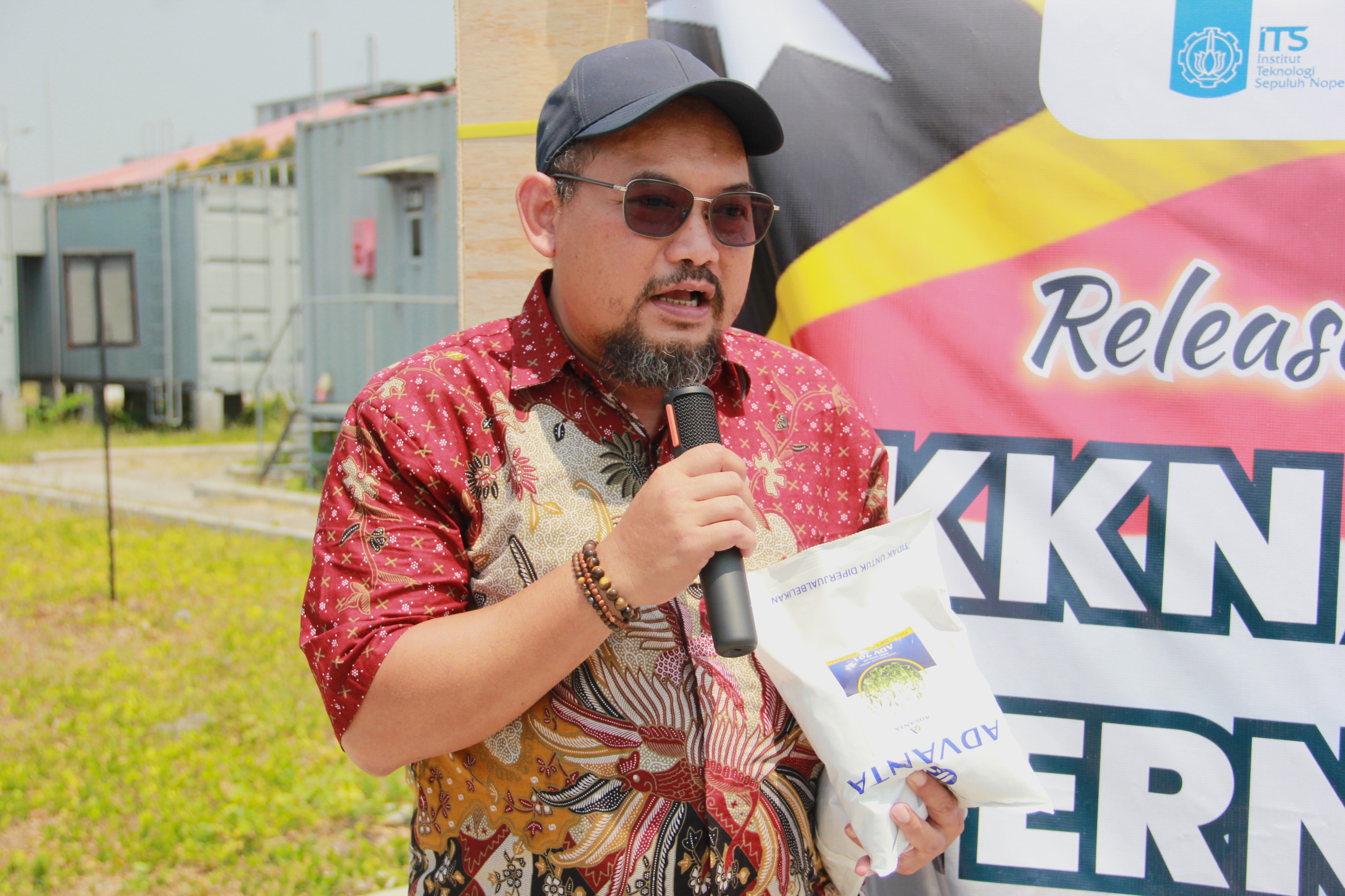 Ketua Tim Abmas Prof Mukhammad Muryono SSi MSi PhD menjelaskan rincian logistik yang dikirim ke Timor Leste