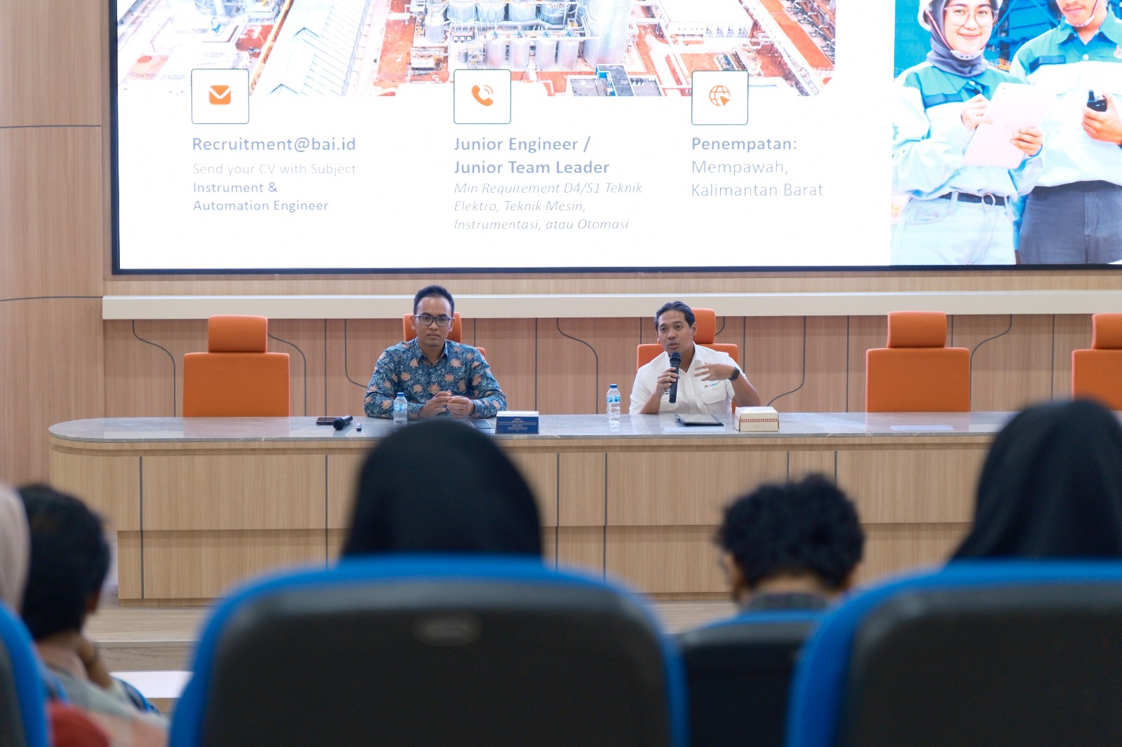 Direktur Keuangan PT Indonesia Asahan Aluminium (Inalum) Ramadi Ken Permana (kanan) saat menyampaikan materi dalam kegiatan Industrial Expert Day Departemen Teknik Instrumentasi ITS