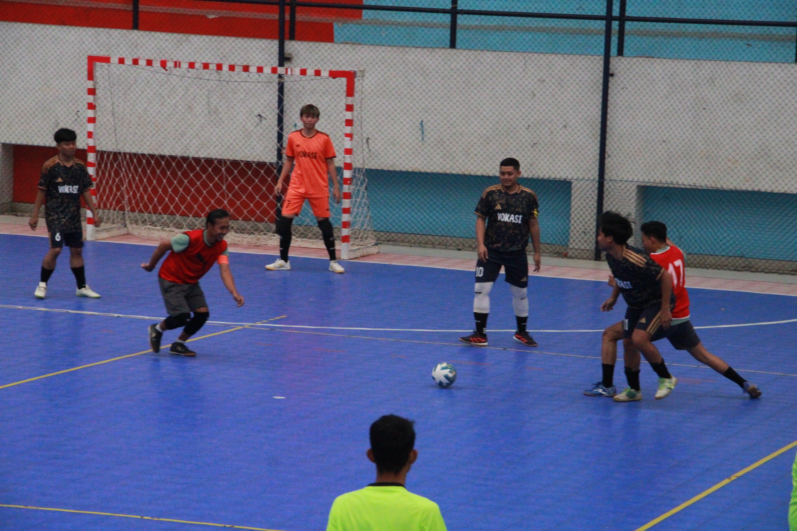 Pertandingan futsal antara Fakultas Vokasi ITS dengan SIMT yang memeriahkan rentetan kegiatan Sport Competition ITS