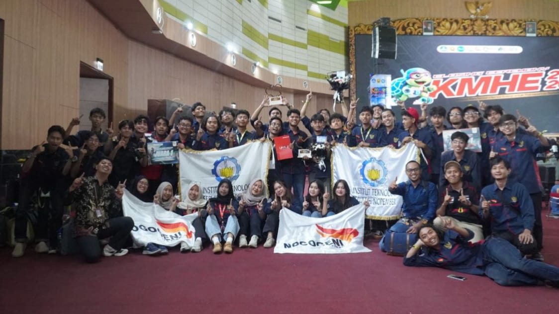 Seluruh anggota Tim Nogogeni ITS usai mengikuti acara penganugerahan juara KMHE 2026