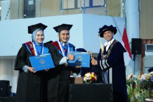 Romantis! Pasutri Sukses Wisuda Doktor Bersama di ITS