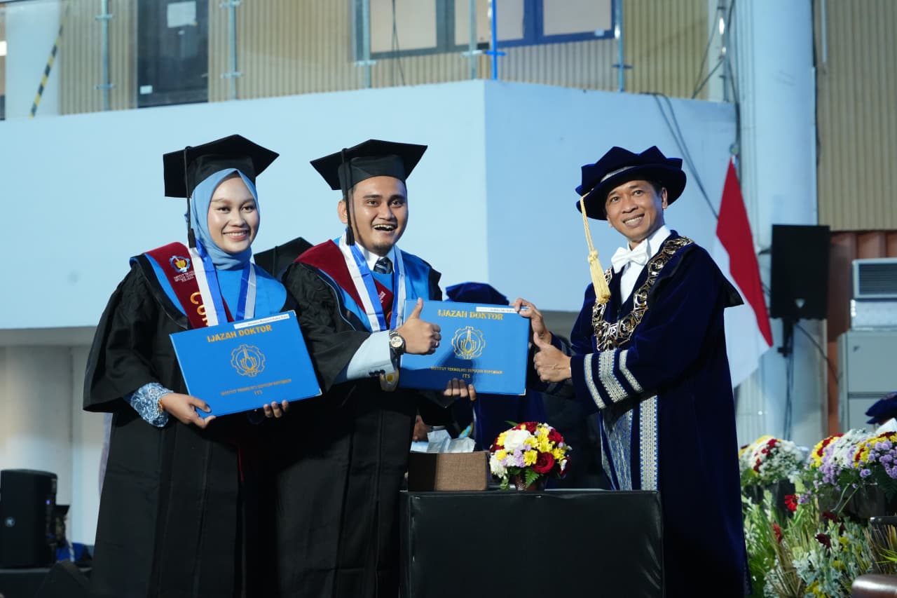 Rossana Margaret Kadar Yanti (kiri) dan Andika Ade Indra Saputra (dua dari kiri) saat resmi dikukuhkan oleh Rektor ITS Prof Dr (HC) Ir Bambang Pramujati ST MScEng PhD dalam Wisuda ke-134 ITS