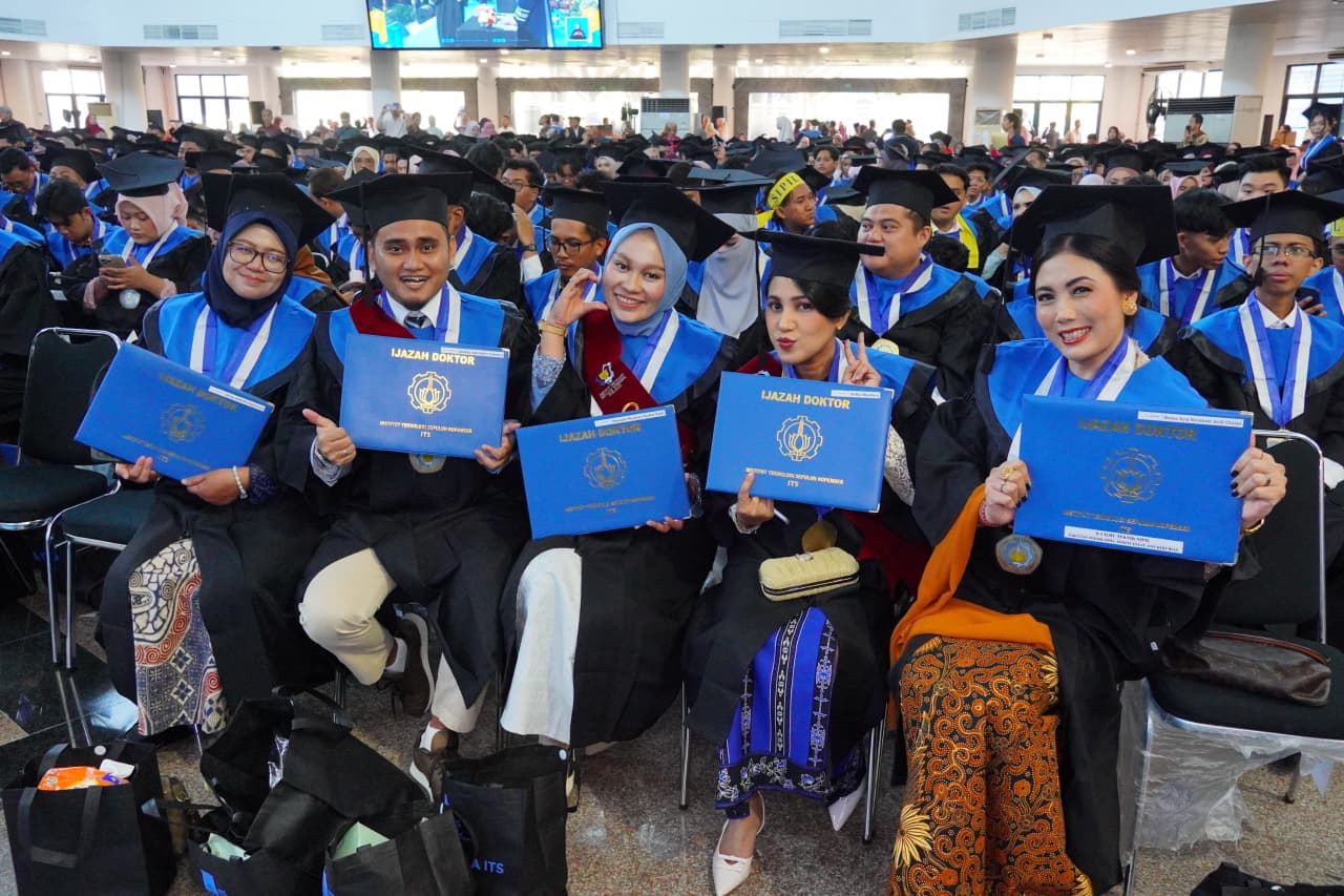 Andika Ade Indra Saputra (dua dari kiri) dan Rossana Margaret Kadar Yanti (tengah) bersama rekan-rekannya saat mengikuti prosesi Wisuda ke-134 ITS di Grha Sepuluh Nopember ITS