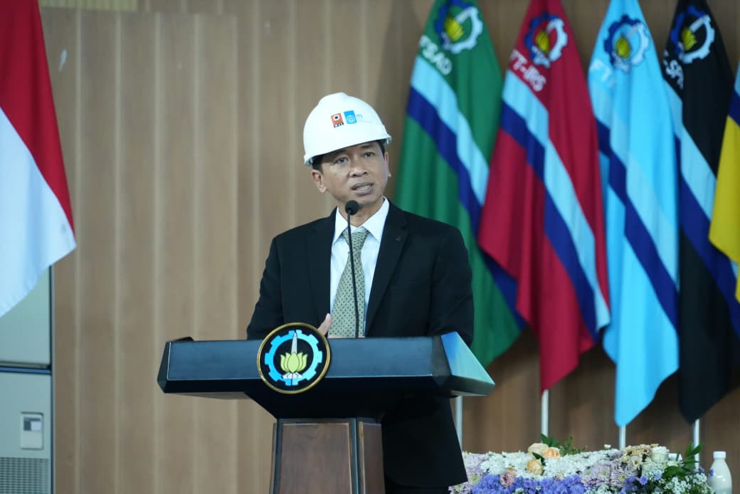 Rektor ITS Prof Dr (HC) Ir Bambang Pramujati ST MScEng PhD tekankan semangat Advancing Humanity kepada para insinyur baru dalam Pelantikan Program Profesi Insinyur ITS