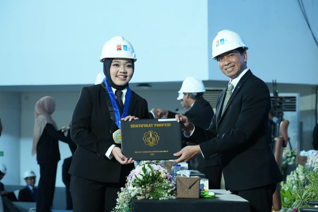 Rektor ITS Prof Dr (HC) Ir Bambang Pramujati ST MScEng PhD (kanan) saat menyerahkan sertifikat profesi kepada lulusan Program Studi Program Profesi Insinyur (PS-PPI) ITS